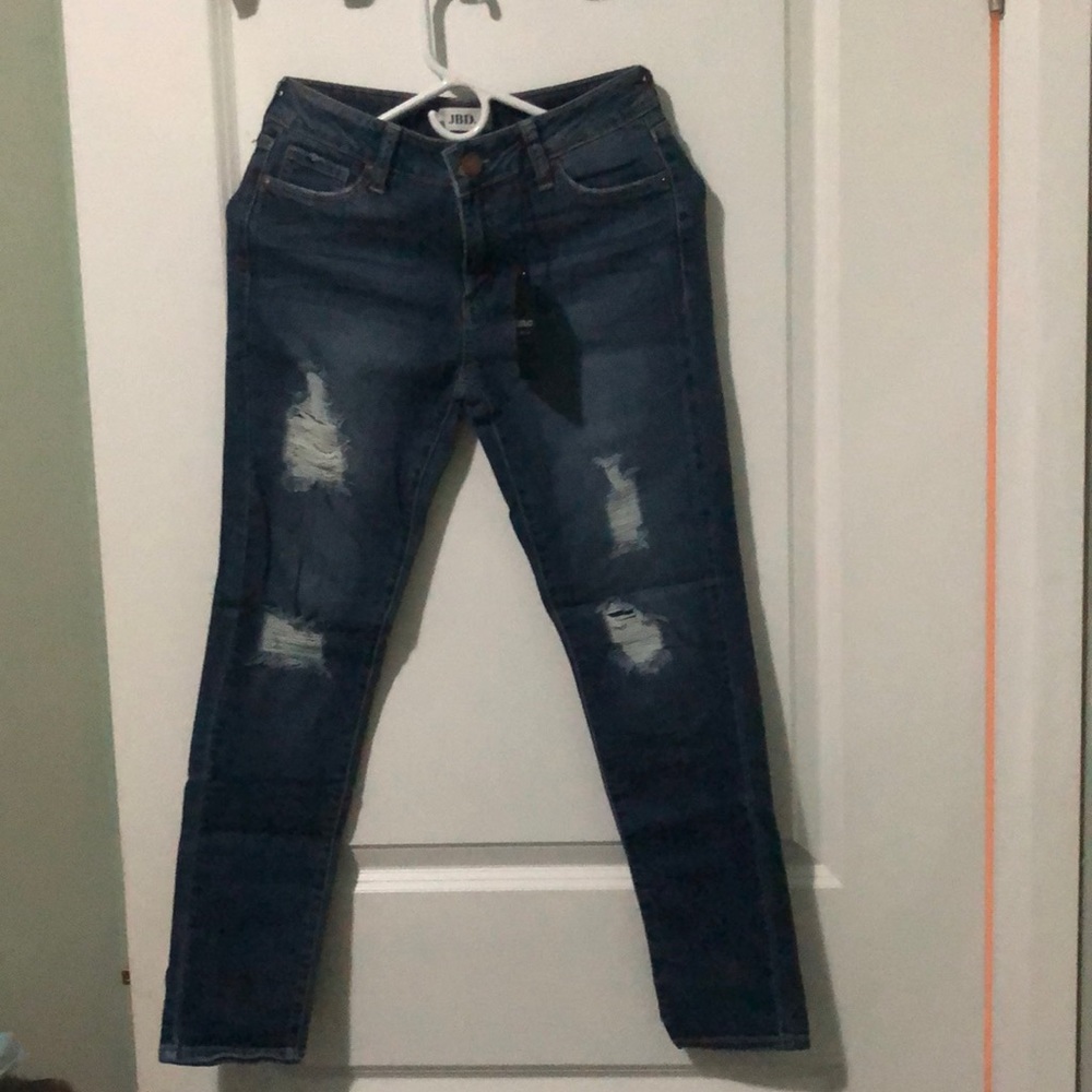 New! Fitted skinny distressed jeans.